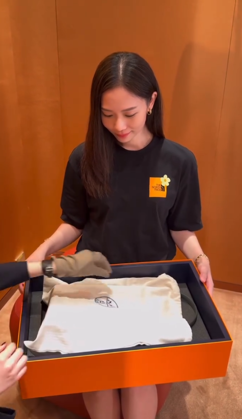 開箱Hermès手袋超級限量款（圖片來源：IG@vvyeo）