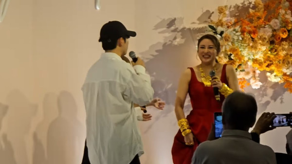 吳君如「嫁女」滿身金器閃爆全場！ 12年情同母女好感情！Edan驚喜突襲婚宴獻唱！