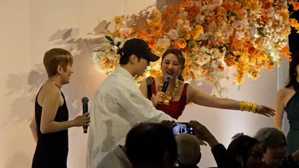 吳君如「嫁女」滿身金器閃爆全場！ 12年情同母女好感情！Edan驚喜突襲婚宴獻唱！