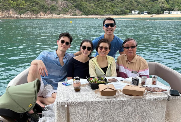 麥明詩盛勁為仔仔百日宴絕密片段曝光 一行為被質疑對BB意外造成傷害？