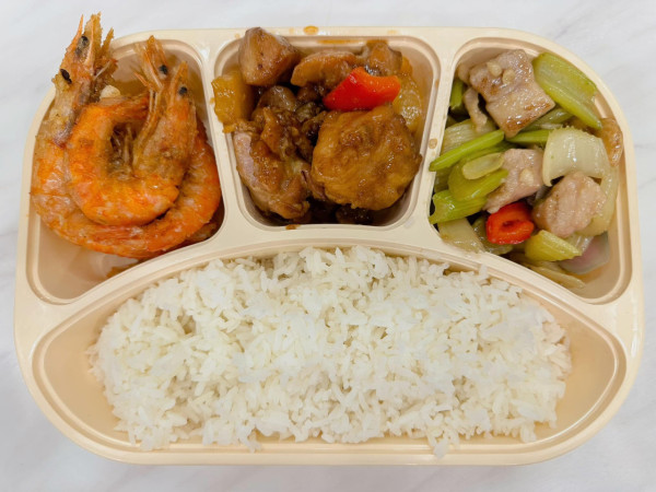 佐敦驚見破底價$15三餸飯 2條蒸倉魚當1餸 網民：咁平點賺錢