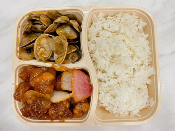 佐敦驚見破底價$15三餸飯 2條蒸倉魚當1餸 網民：咁平點賺錢