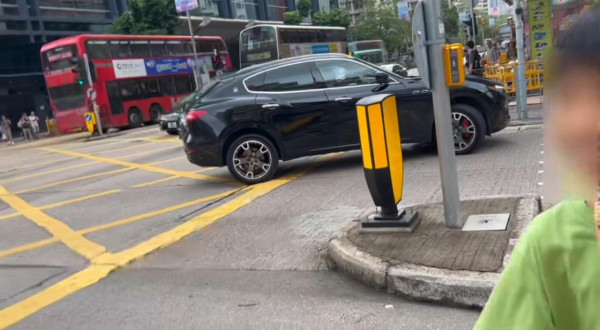 深水埗中港車行人路U型轉彎！網民批粵車南下帶來「馬路炸彈」：超危險 