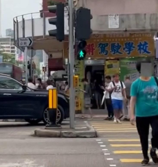 深水埗中港車行人路U型轉彎！網民批粵車南下帶來「馬路炸彈」：超危險 