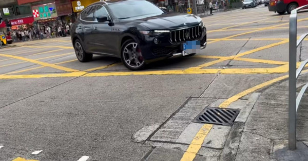 深水埗中港車行人路U型轉彎！網民批粵車南下帶來「馬路炸彈」：超危險 