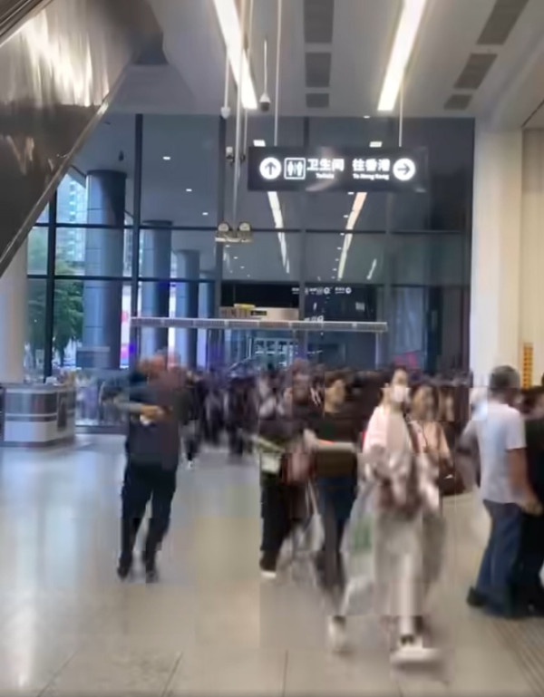 深圳福田口岸馬拉松式搶閘場面驚人 打工仔8分鐘極速跨境過關來港返工