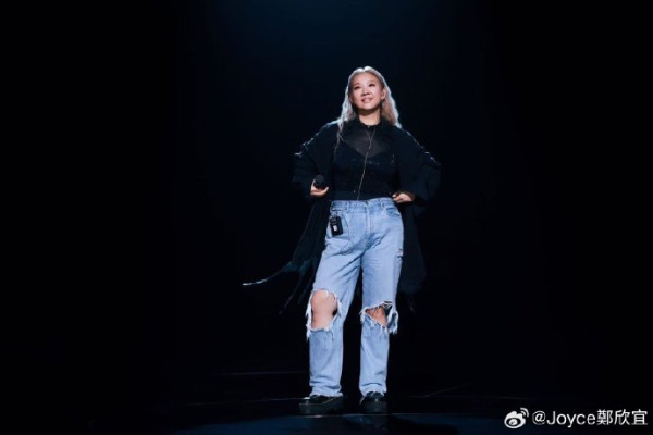 受傷後首次露面（圖片來源：微博@Joyce鄭欣宜 )