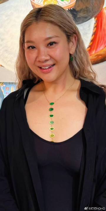 受傷後首次露面（圖片來源：微博@燈燈HoHo )