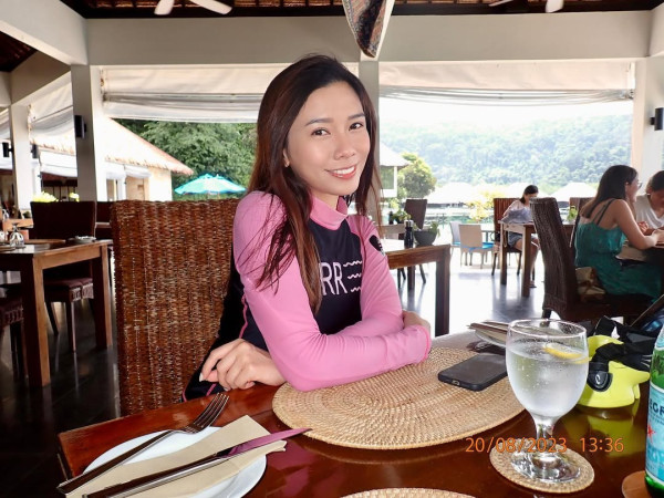 前TVB靚女主播晒14年前中學grad din舊照 外貌變化震驚網民：認真的嗎？