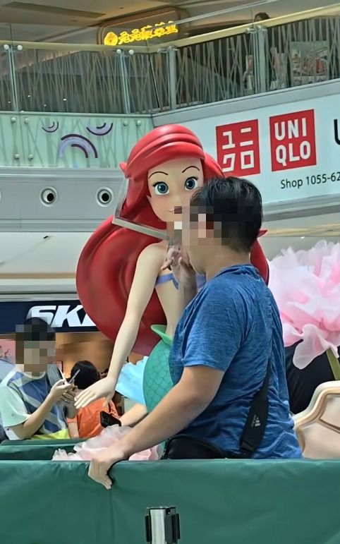 美人魚「小魚仙」疑遭四眼癡漢非禮1舉動惹不安捱轟：公仔都唔放過