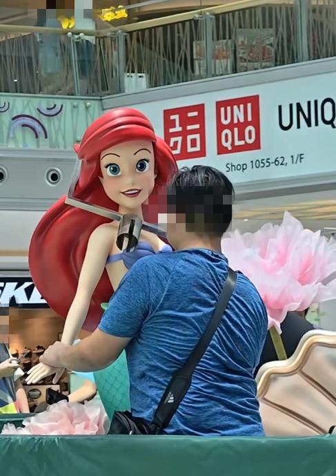 美人魚「小魚仙」疑遭四眼癡漢非禮1舉動惹不安捱轟：公仔都唔放過