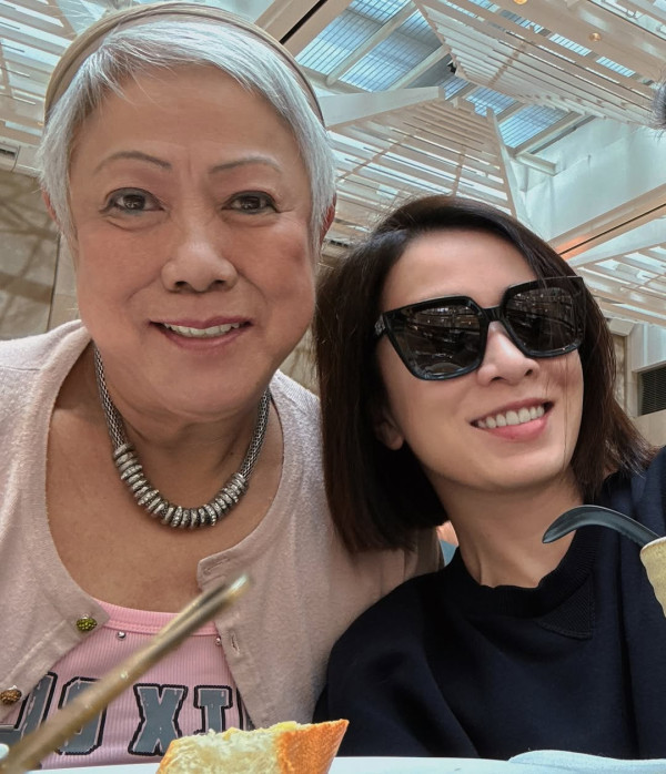 佘詩曼去年新居入伙山頂複式豪宅曝光 樓底高聳飯廳極闊落盡顯女王氣派