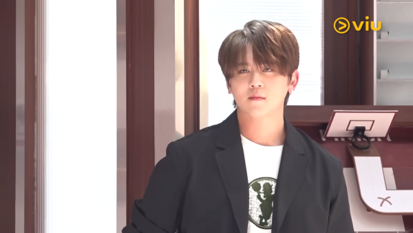 姜濤親自回應Anson Lo海邊打卡抽水「墮海事件」 為隊友解畫澄清盡展高EQ