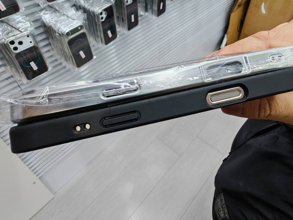 華強北直擊｜iPhone 17 四款機型機殼、保護貼熱賣！超薄 iPhone Air 真的要來了？