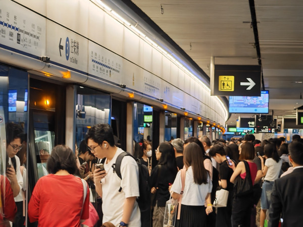 實試｜5G 黃金頻譜加持！港鐵繁忙時間四台網速大比拼 邊個5G實際體驗更勝一籌