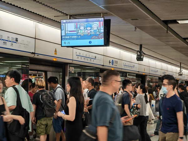 實試｜5G 黃金頻譜加持！港鐵繁忙時間四台網速大比拼 邊個5G實際體驗更勝一籌