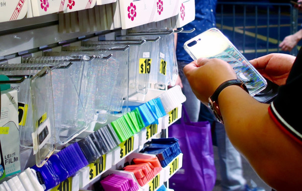 手機殼咪亂買？鉛超標30倍或損精子 即睇3大安全貼士