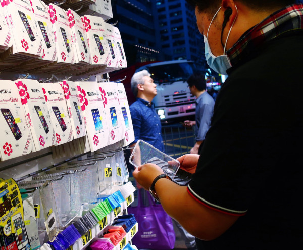 手機殼咪亂買？鉛超標30倍或損精子 即睇3大安全貼士