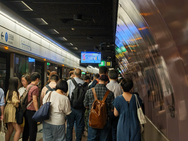 實試｜5G 黃金頻譜加持！港鐵繁忙時間四台網速大比拼 邊個5G實際體驗更勝一籌