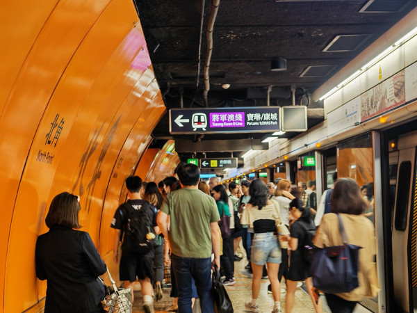 實試｜5G 黃金頻譜加持！港鐵繁忙時間四台網速大比拼 邊個5G實際體驗更勝一籌