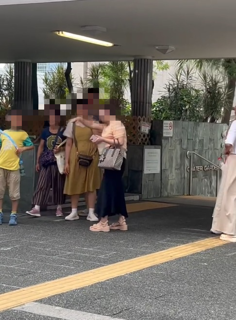 內地大媽中環高調拉客上山頂！途人制止遭怒喝1動作惹議：捉緊小精靈？