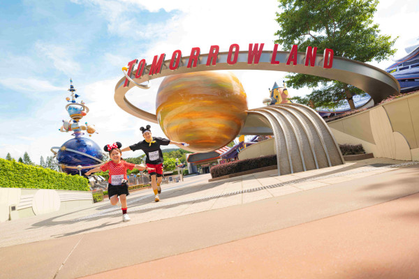 香港迪士尼樂園主題跑11月開跑！送20周年派對配飾！首設米奇與好友童樂跑！賽事日期 / 報名日期 / 選手包！