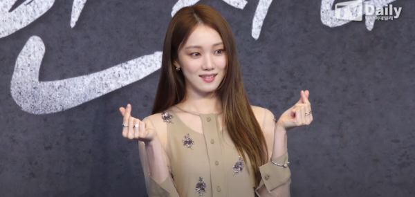 兩人合照欠默契（圖片來源：YouTube@TVDaily）