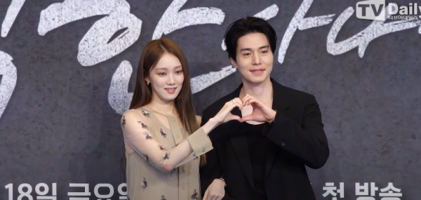 兩人合照欠默契（圖片來源：YouTube@TVDaily）