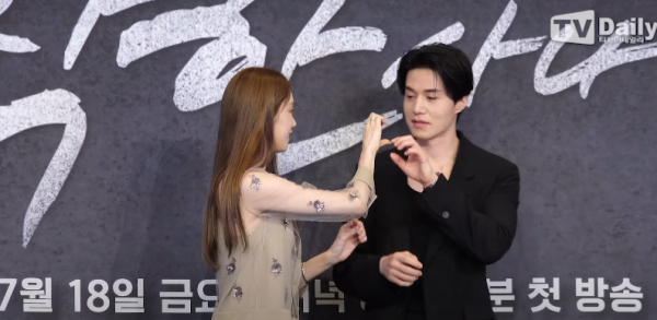 兩人合照欠默契（圖片來源：YouTube@TVDaily）