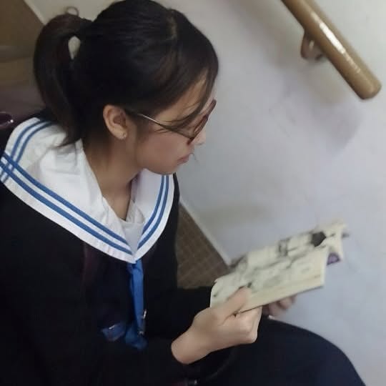 港姐冠軍馮盈盈青澀中學舊照曝光 校服紮馬尾眼鏡look獲激讚校花級！