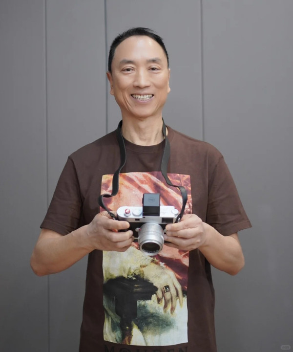 炎明熹離巢後獲百億富商垂青尊稱阿姐！二人合照曝光揭不為人知真實關係