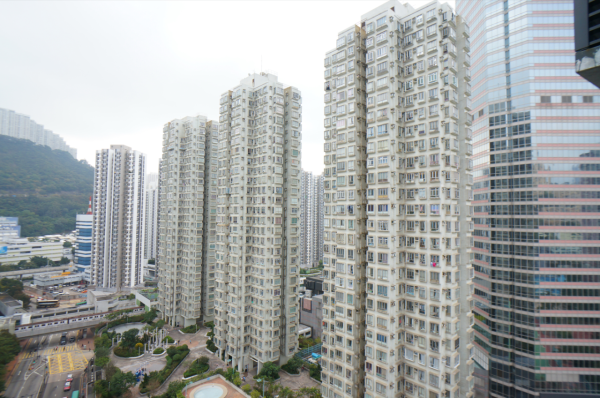 葵涌廣場驚現「搶錢黨」！4人尾隨兼圍堵強奪銀包！網民怒轟：根本係搶劫