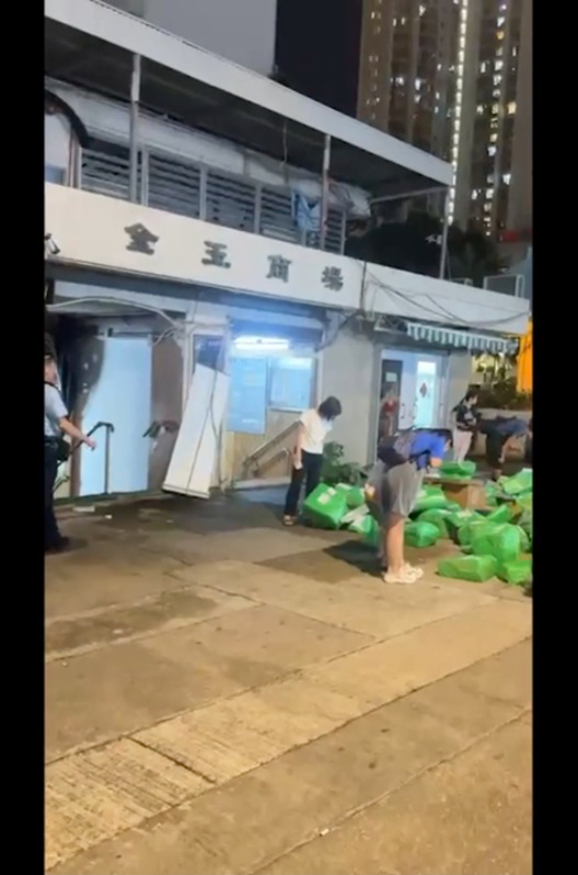 石硤尾空地驚現大量包裹。圖片來源：東張西望