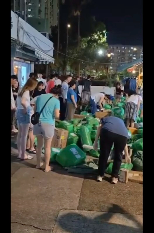 吳先生居住於石硤尾區，昨晚發現大量集運貨物堆放在偉智街福田大廈對出空地。圖片來源：東張西望