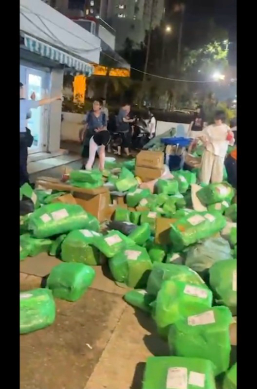 片中可見，當時有大批街坊自行在空地翻找包裹，情況如同「垃圾崗尋寶」一樣。圖片來源：東張西望