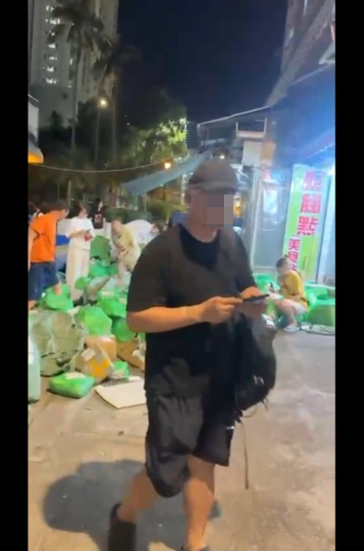 片中可見，當時有大批街坊自行在空地翻找包裹，情況如同「垃圾崗尋寶」一樣。圖片來源：東張西望