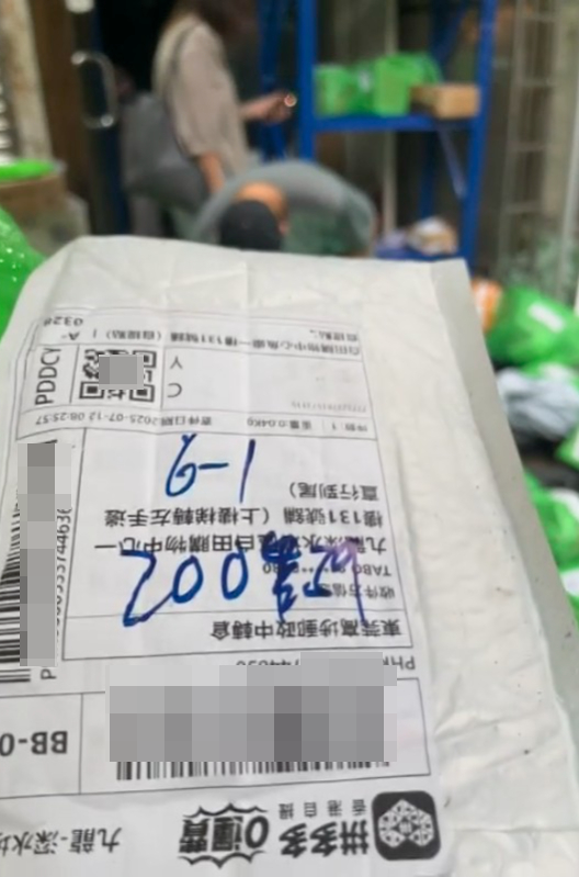片中可見，當時有大批街坊自行在空地翻找包裹，情況如同「垃圾崗尋寶」一樣。圖片來源：東張西望