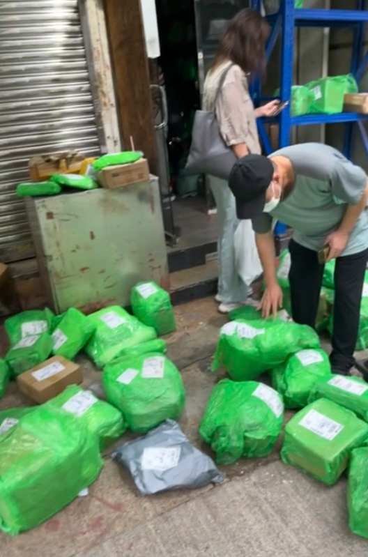 經了解，吳先生表示原來是有自提點關門後，將貨品臨時轉移至該處。圖片來源：東張西望