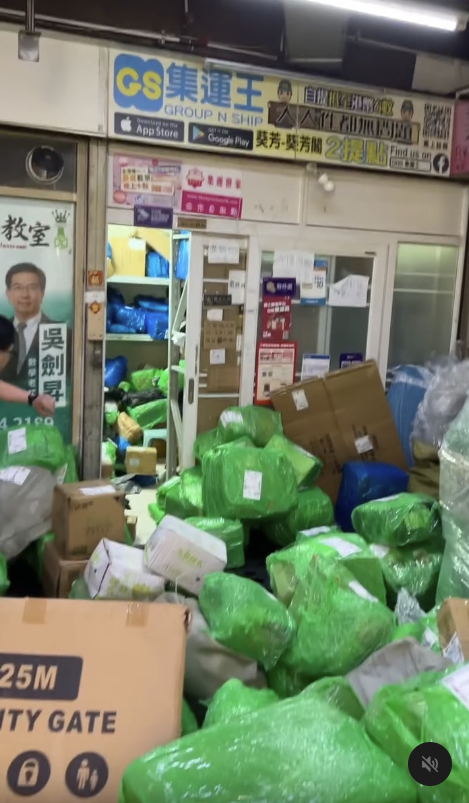 有港人分享葵芳閣自提點的實況，可見該處內外堆滿貨物，包裹散落一地、堆積如山。圖片來源：Threads@stylegogo