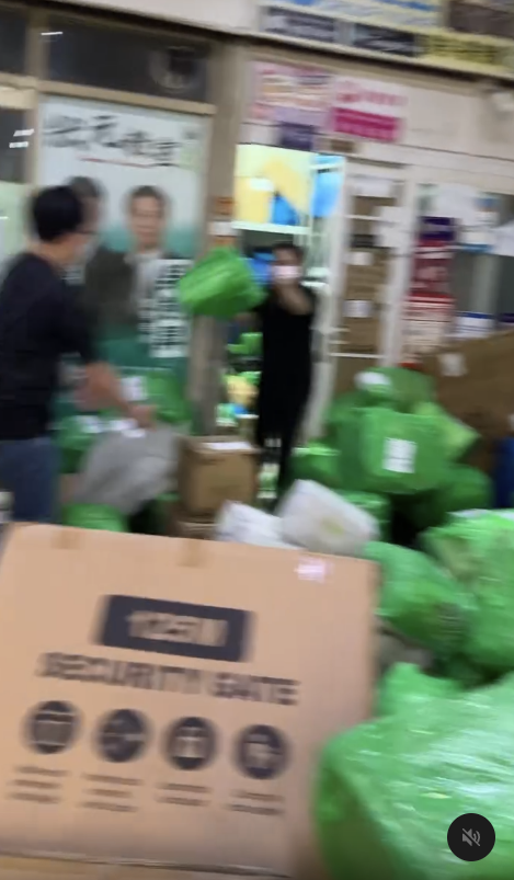 現場店員忙得不可開交，寸步難行，最後甚至要以「拋接」方式才能將包裹交到顧客手上。圖片來源：Threads@stylegogo