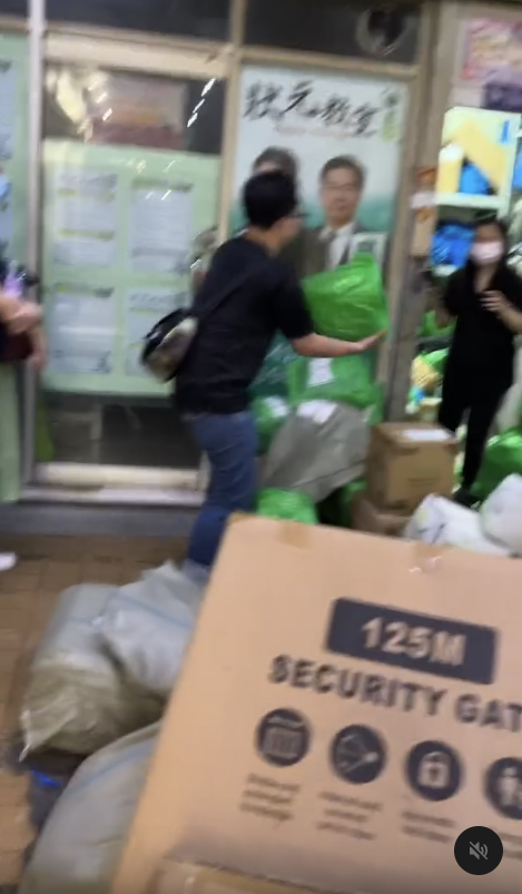 現場店員忙得不可開交，寸步難行，最後甚至要以「拋接」方式才能將包裹交到顧客手上。圖片來源：Threads@stylegogo