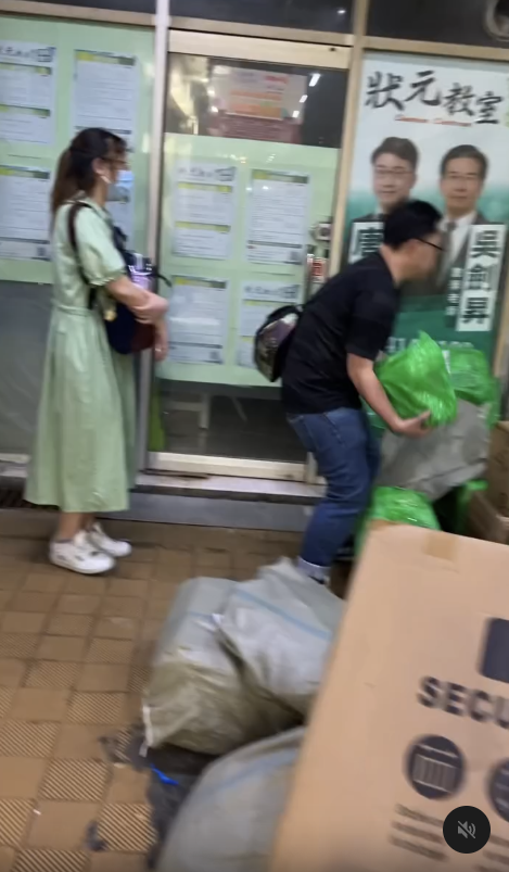現場店員忙得不可開交，寸步難行，最後甚至要以「拋接」方式才能將包裹交到顧客手上。圖片來源：Threads@stylegogo