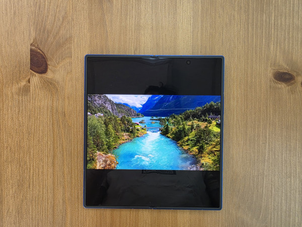 【開箱評測】Samsung Galaxy Z Fold7 輕巧、耐用、屏幕升級！AI 加持、2 億像素鏡頭攝力實測