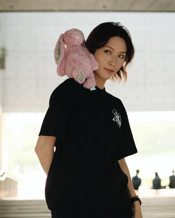 43歲唐寧離婚8年IG貼親密照公開「真愛」 長文示愛同性密友：純粹想放閃一下