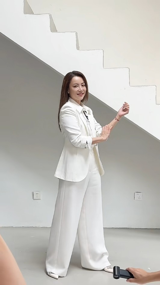 霍汶希14歲女兒正面樣貌激罕曝光 神秘真面目超高顏值獲讚：直接出道！