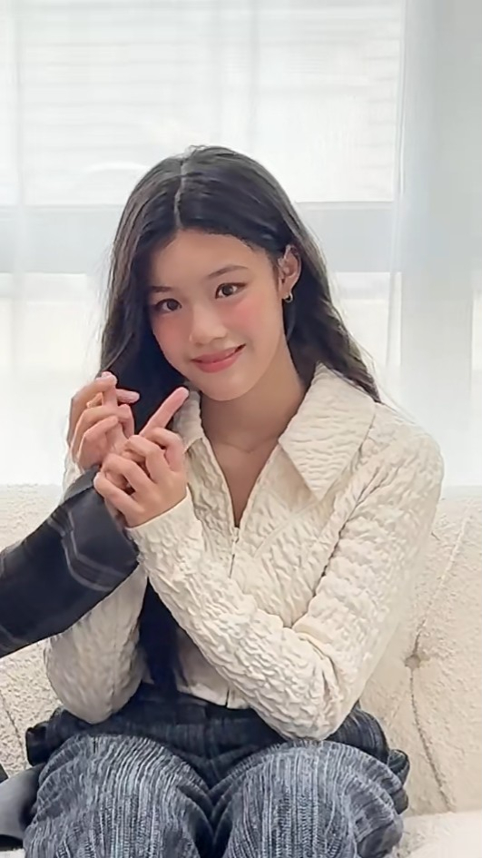 霍汶希14歲女兒正面樣貌激罕曝光 神秘真面目超高顏值獲讚：直接出道！