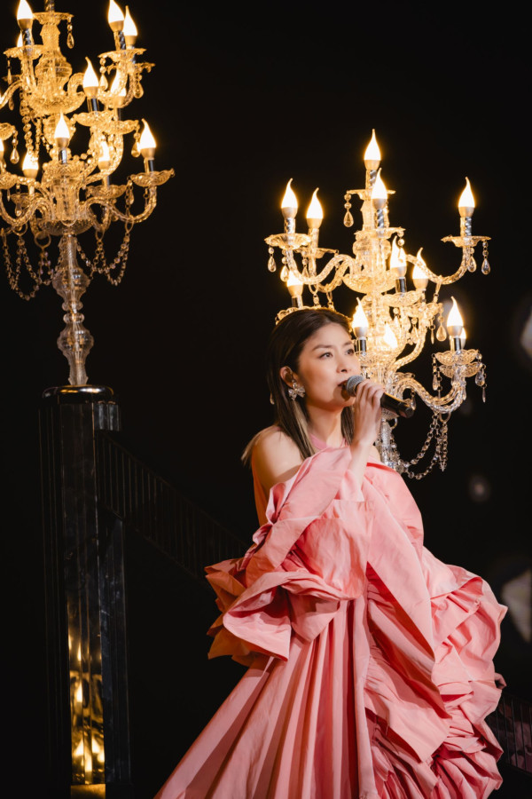 陳慧琳演唱會2025｜第五場嘉賓張敬軒合唱《風花雪》　驚嘆凍齡Kelly：近距離睇唔到一條紋