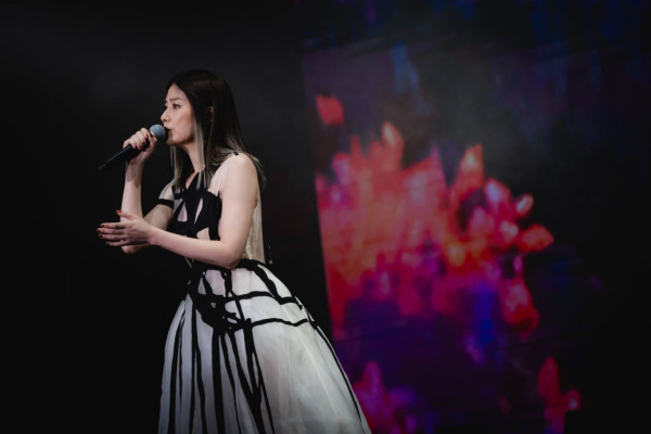 陳慧琳演唱會2025｜第五場嘉賓張敬軒合唱《風花雪》　驚嘆凍齡Kelly：近距離睇唔到一條紋