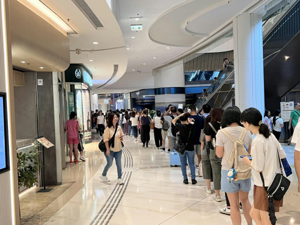 將軍澳綫受阻！打工仔港鐵站內外排長龍逼入商場：塞到入唔到