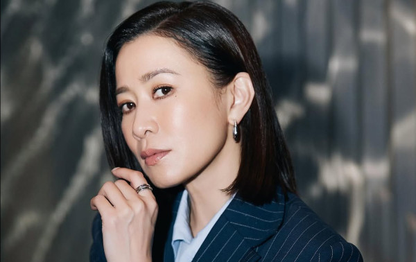 佘詩曼去年新居入伙山頂複式豪宅曝光 樓底高聳飯廳極闊落盡顯女王氣派